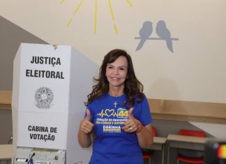 Professora Dorinha chega para votar e fala da expectativa de ser a primeira governadora do Tocantins