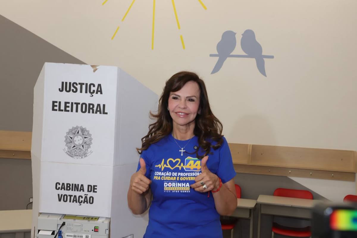 Professora Dorinha chega para votar e fala da expectativa de ser a primeira governadora do Tocantins