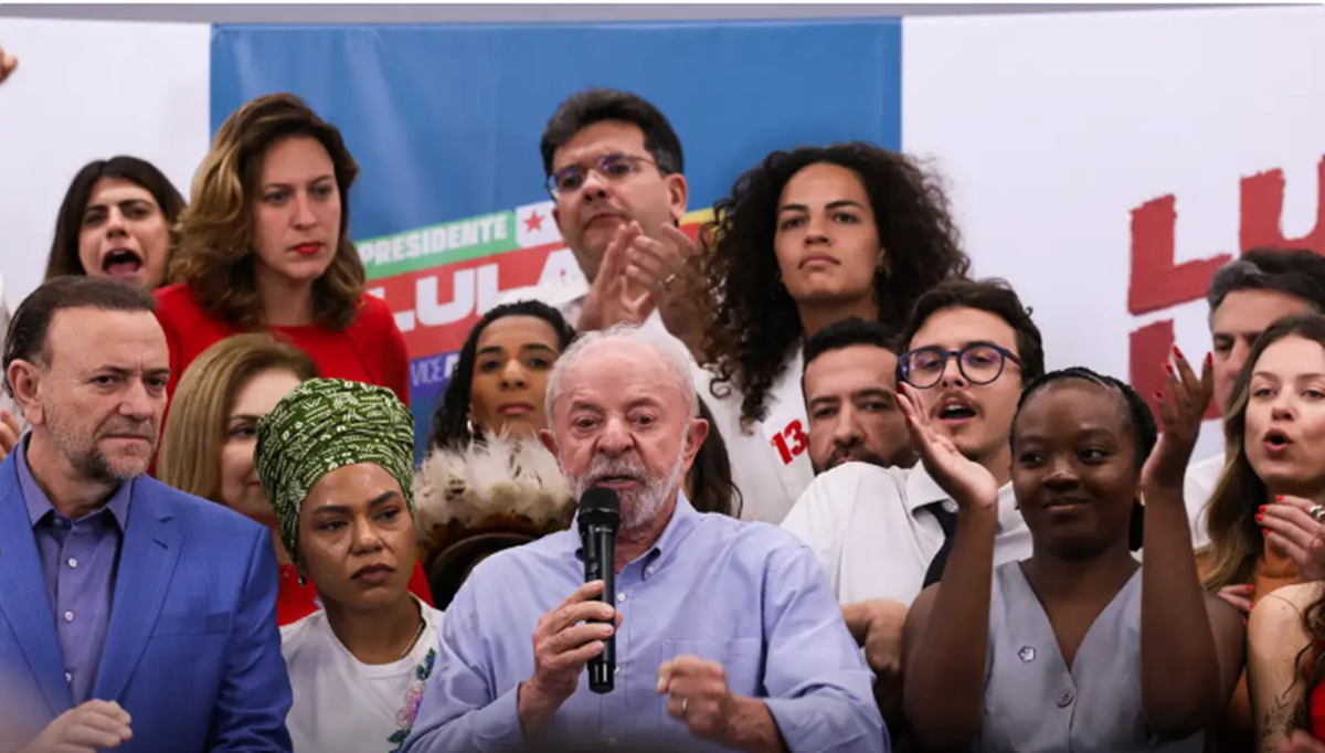 Lula desafia Flávio Bolsonaro a apoiar o fim da escala 6×1